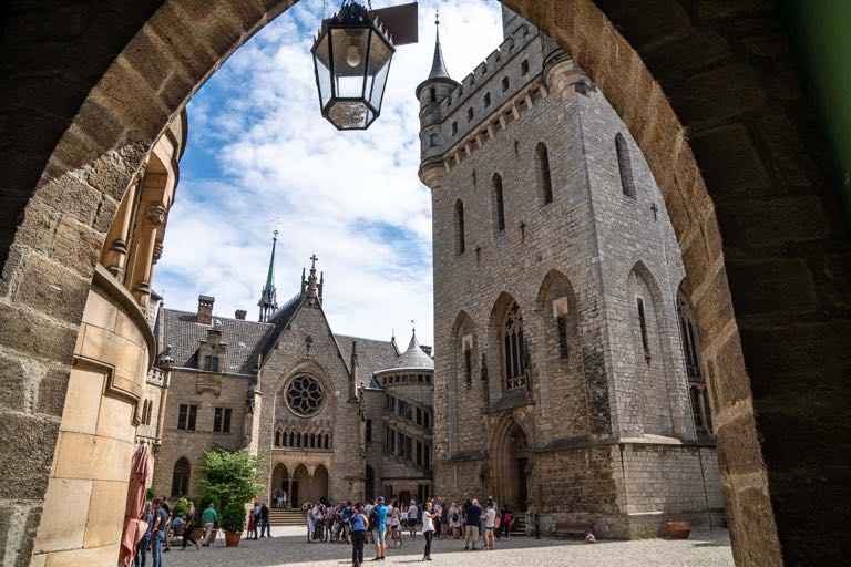 Schloss Marienburg, Eingang