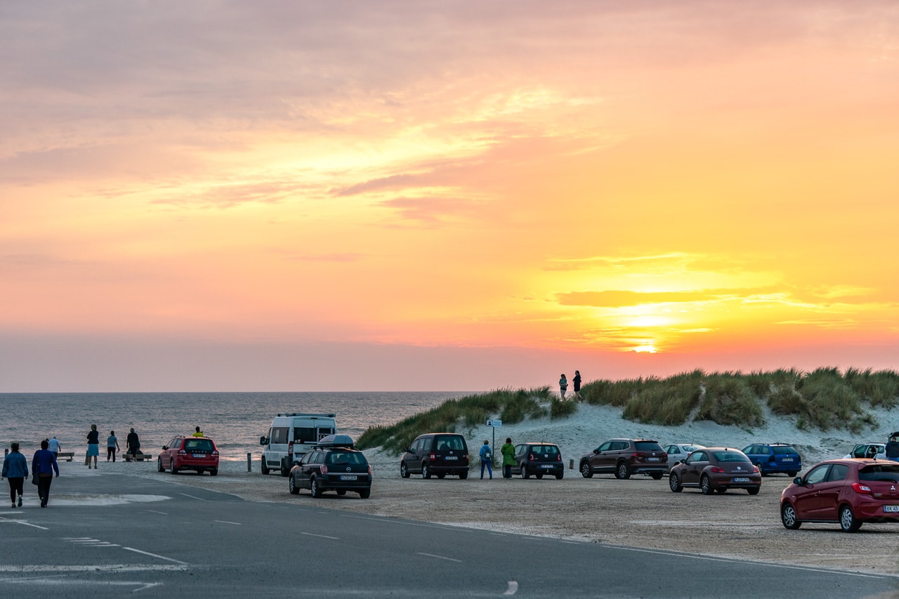 Parkplatz Henne Strand und Sonnenuntergang