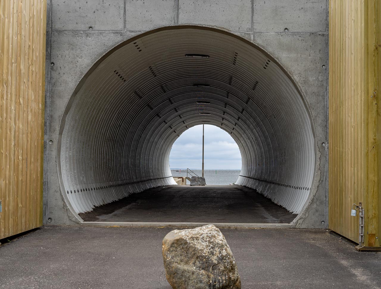 Tunnel mit Blick auf das Meer