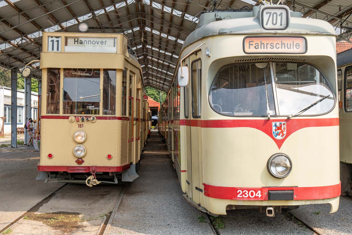 Alte Straßenbahnen im Museum in Hannover